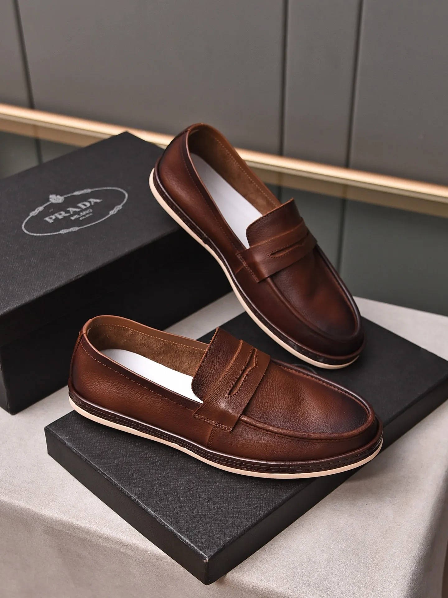 👟👟👟Men's Men's Shoes💰P460 [Artificial Rubbing Color]🆕🔥New Updates🔥👟PRADA (Prada) new products are released, imported soft cowhide, fashionable to allow air to penetrate the entire shoe, awesome shoes [strong] bring extremely comfortable and breathable feeling! Beautiful inside and out! Exquisite workmanship, top-grade cowhide material, 😌Size: 38~44, single color choice.